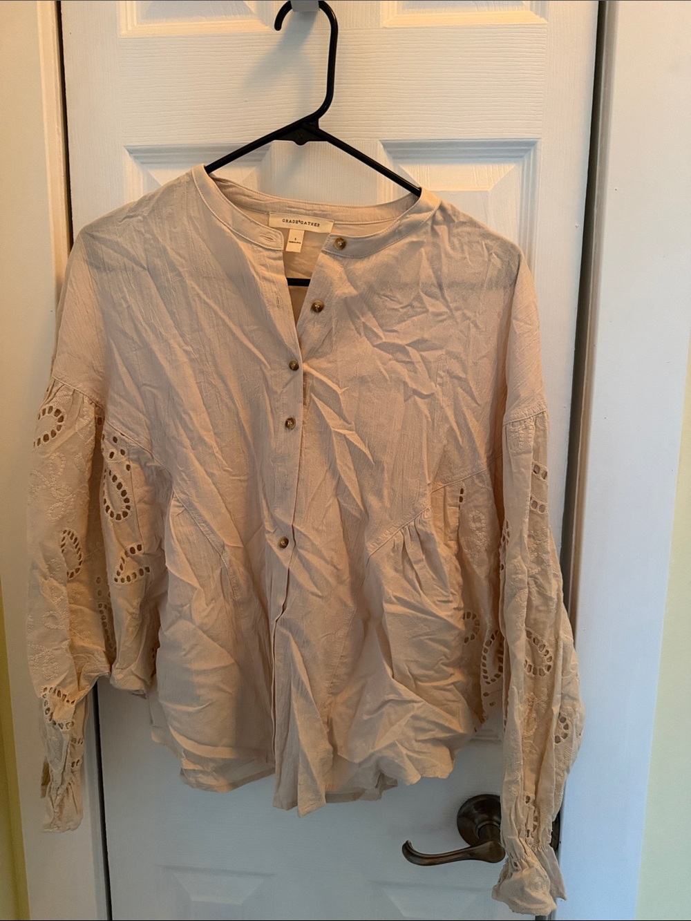 Women's Cream Button-Front Eyelet Sleeve Blouse